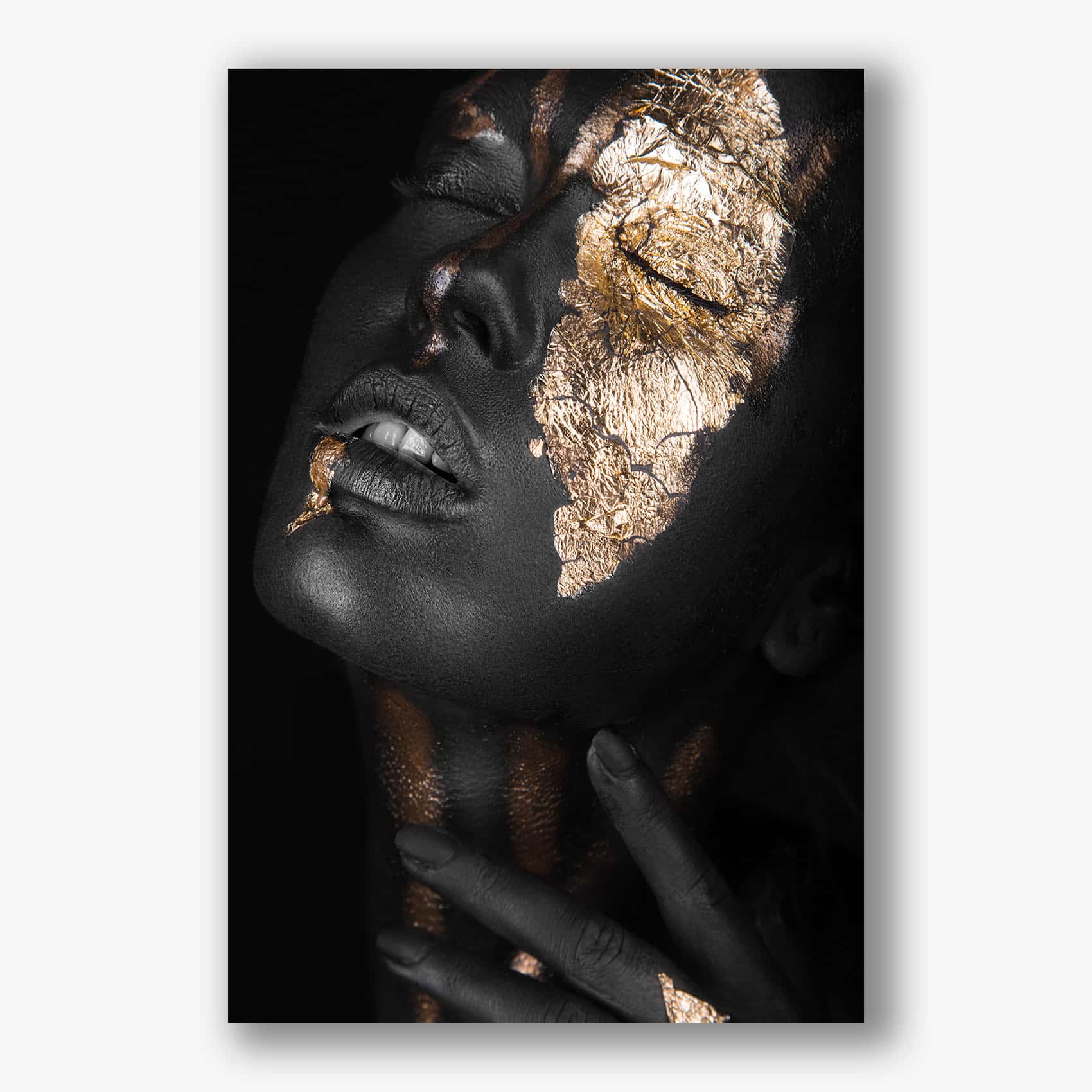 Zwart-gouden schilderij met gesloten ogen als luxe wanddecoratie.