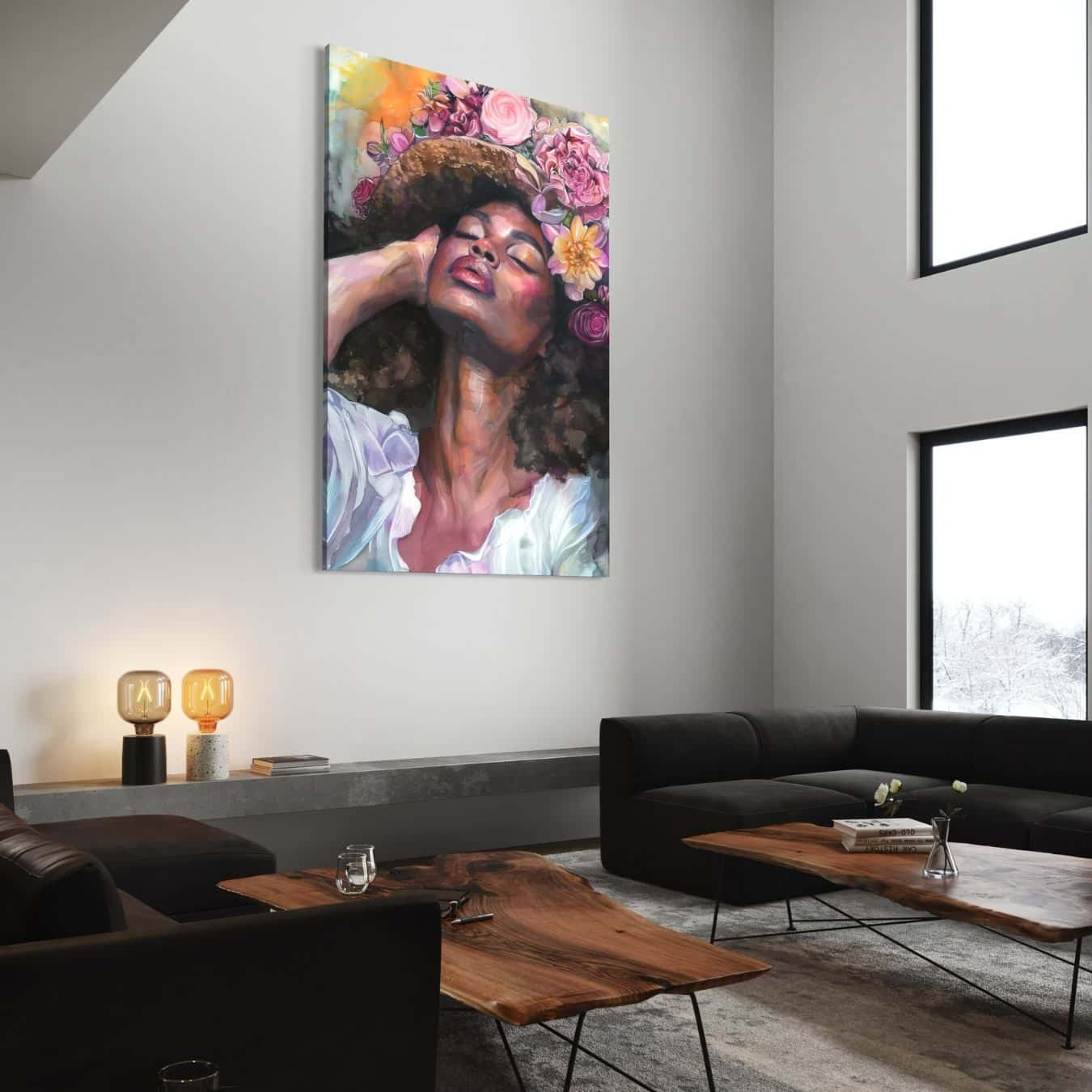 Stijlvol schilderij van vrouw met bloemen op het hoofd in moderne woonkamer