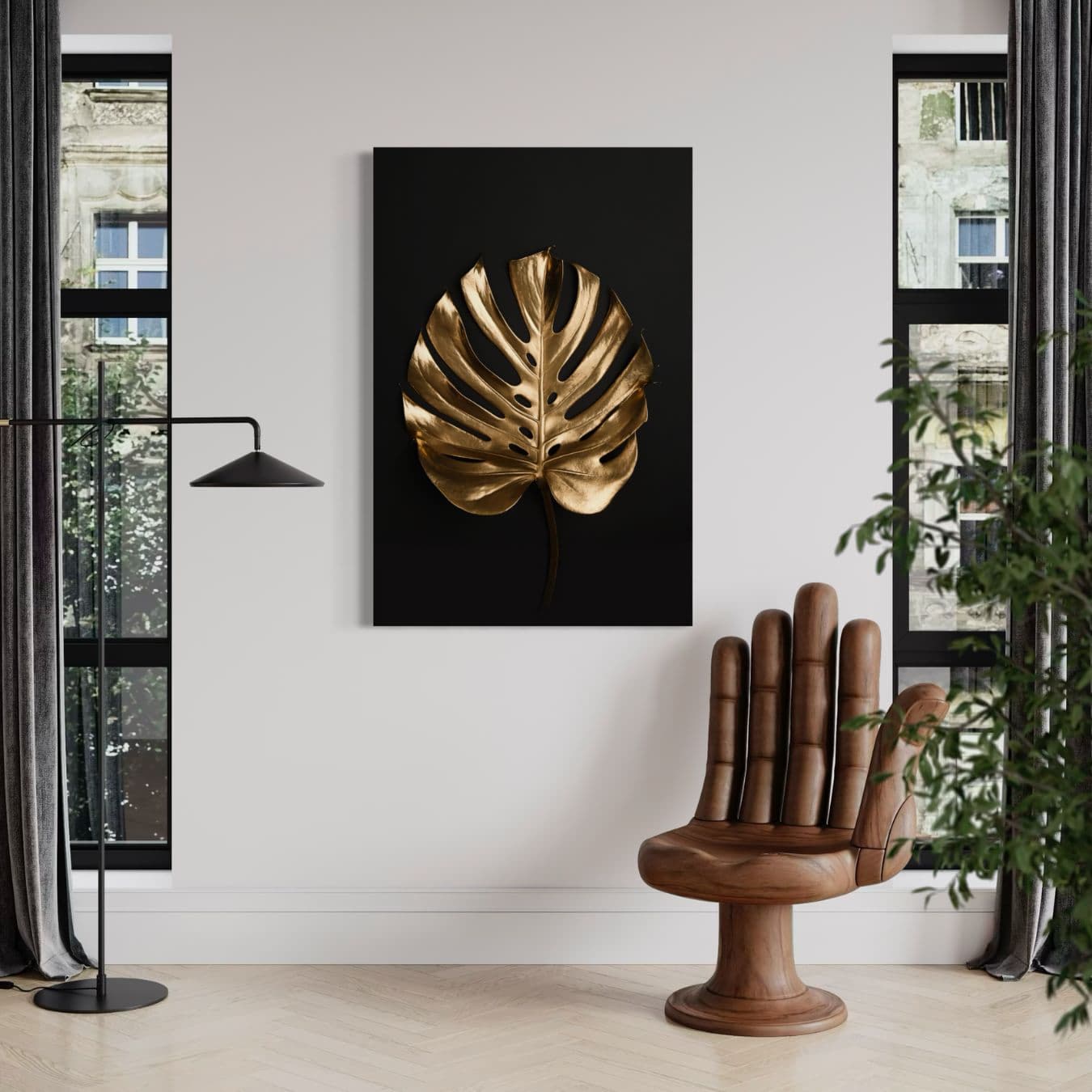 Schilderij met gouden monstera blad in lichte moderne woonkamer.