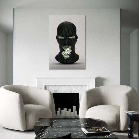 Zwart wit schilderij van bivakmasker met geld op moderne muur.