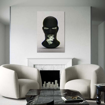 Zwart wit schilderij van bivakmasker met geld op moderne muur.