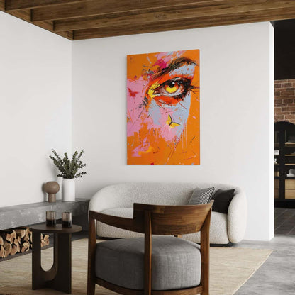 Abstract oranje schilderij met een oog, geplaatst in een minimalistische woonkamer