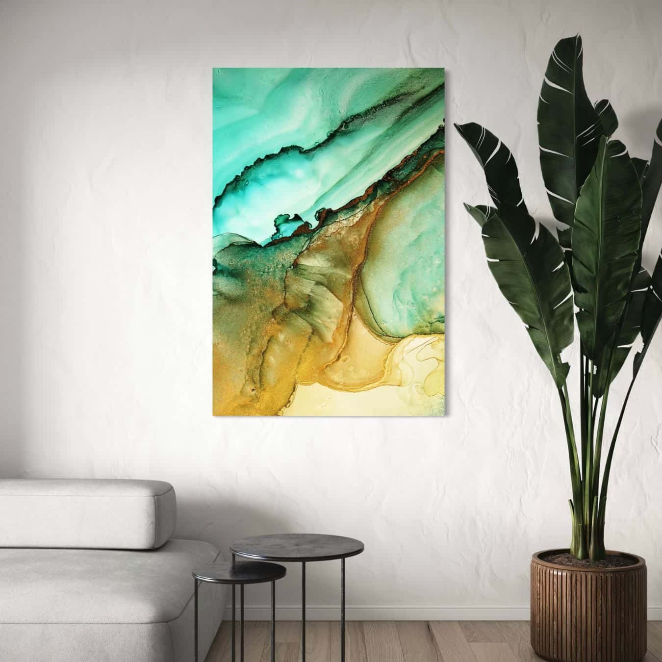 Modern turquoise en geel abstract schilderij aan de muur van een minimalistische woonkamer