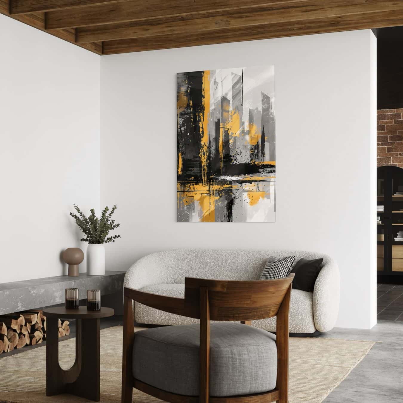 Eigentijdse woonkamer met abstract geel-zwart kunstwerk boven ronde bank