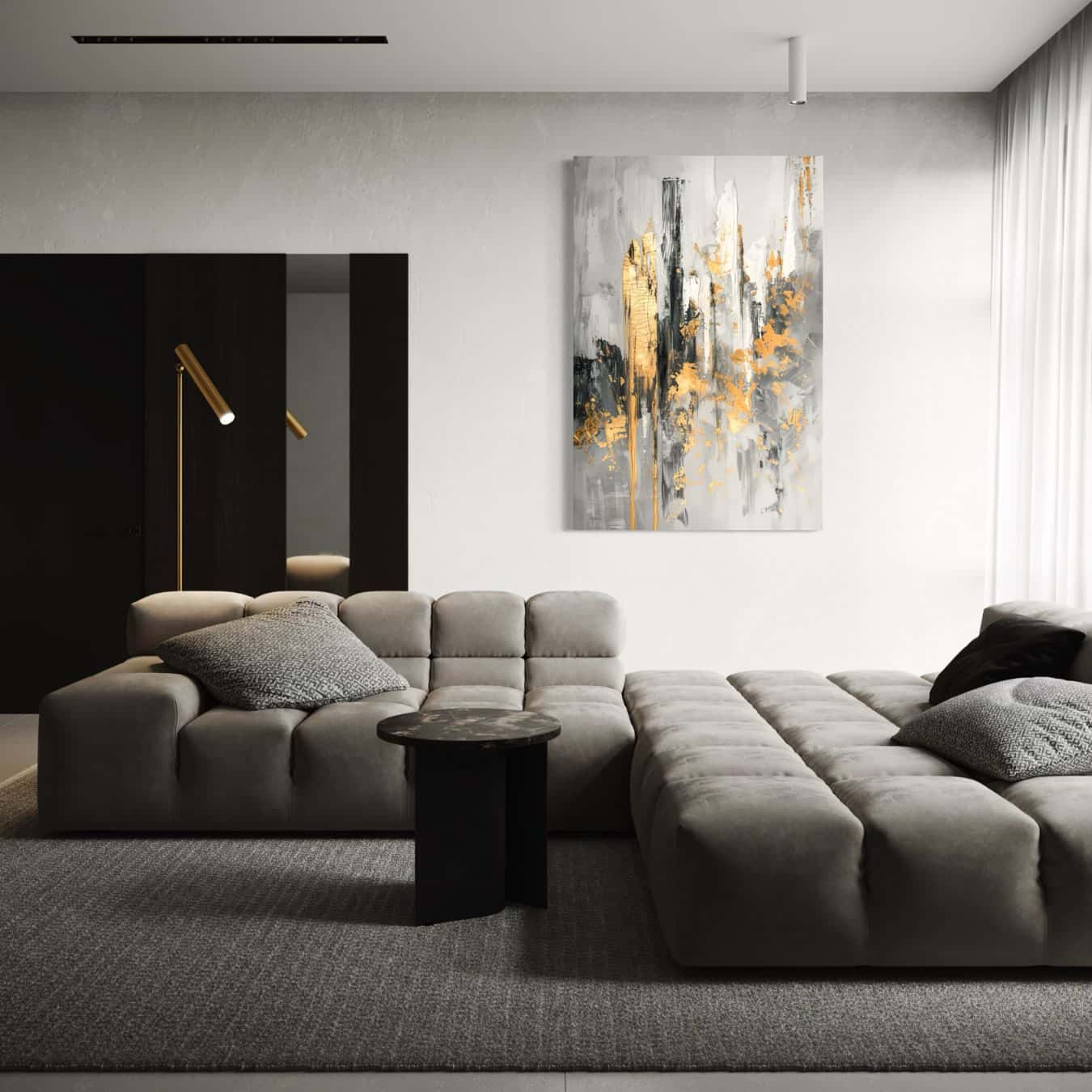 Verticale abstracte kunst met zwart en goud in moderne zithoek met houten details.
