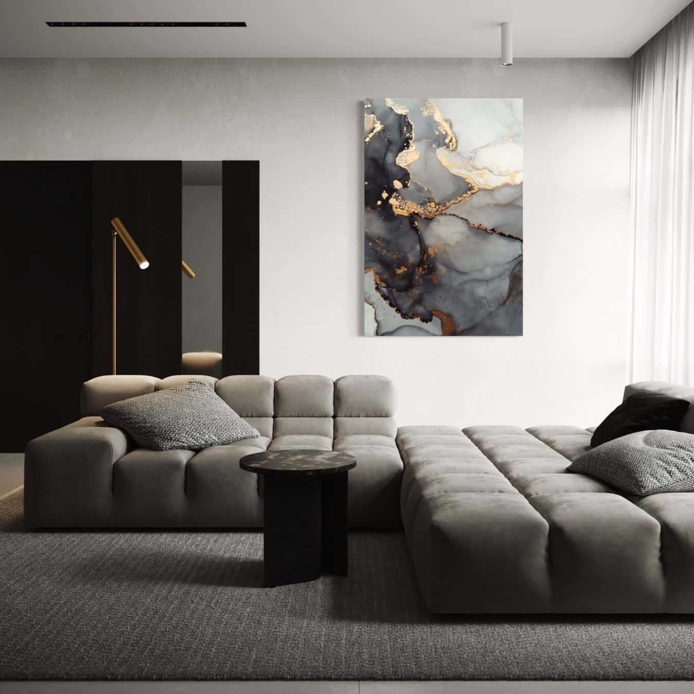 Groot abstract schilderij met goud-groen-aqua kleuren aan de muur in woonkamer