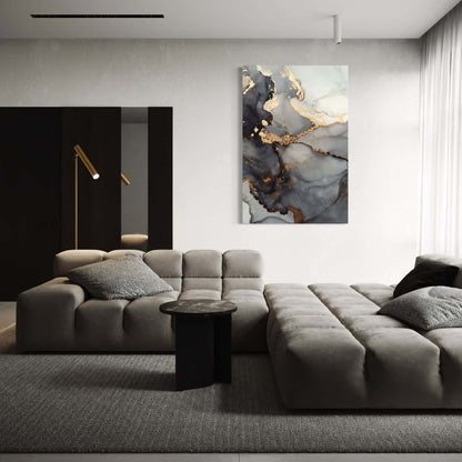 Groot abstract schilderij met goud-groen-aqua kleuren aan de muur in woonkamer