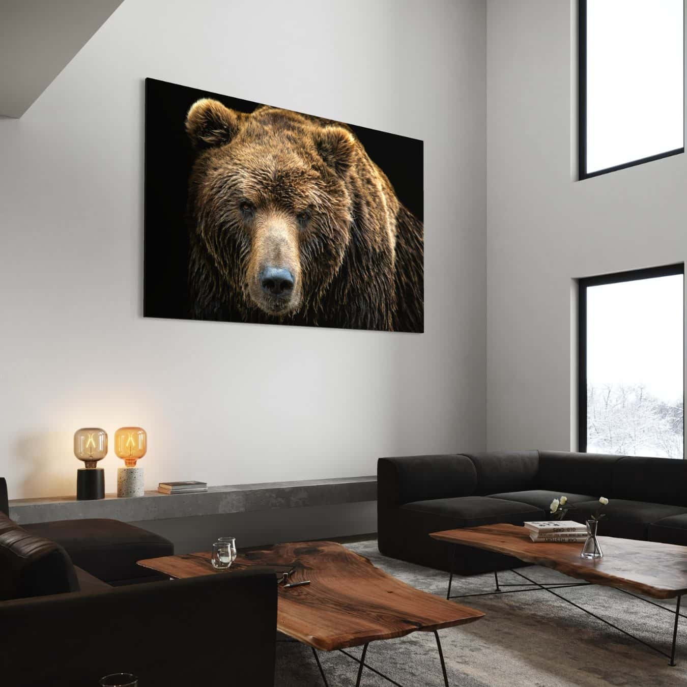 Bruine beer kunstwerk geeft stoere uitstraling aan woonkamer muur