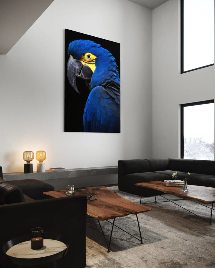 blauwe papegaai schilderij in een moderne woonkamer