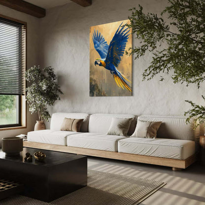 Vrolijk kunstwerk van een papegaai in een zacht beige interieur met natuurlijke texturen
