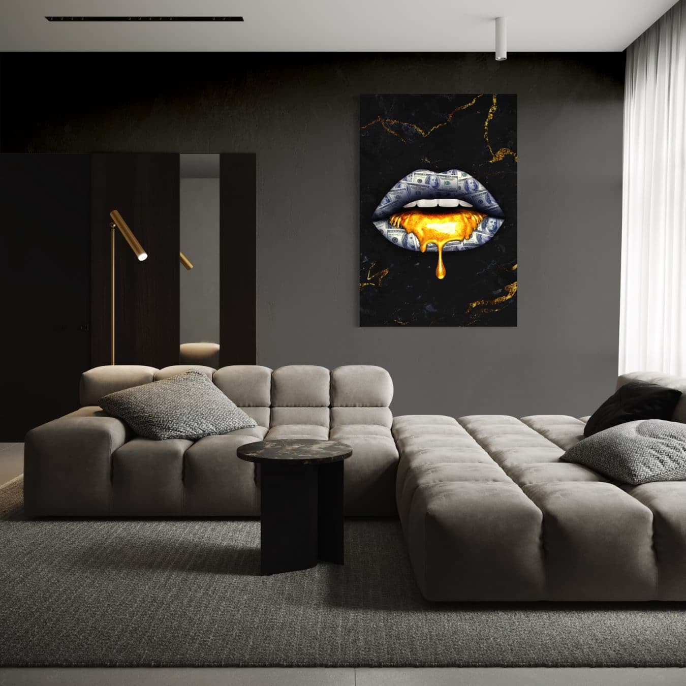 Zwart canvas schilderij van lippen met geld en goud in chic interieur.