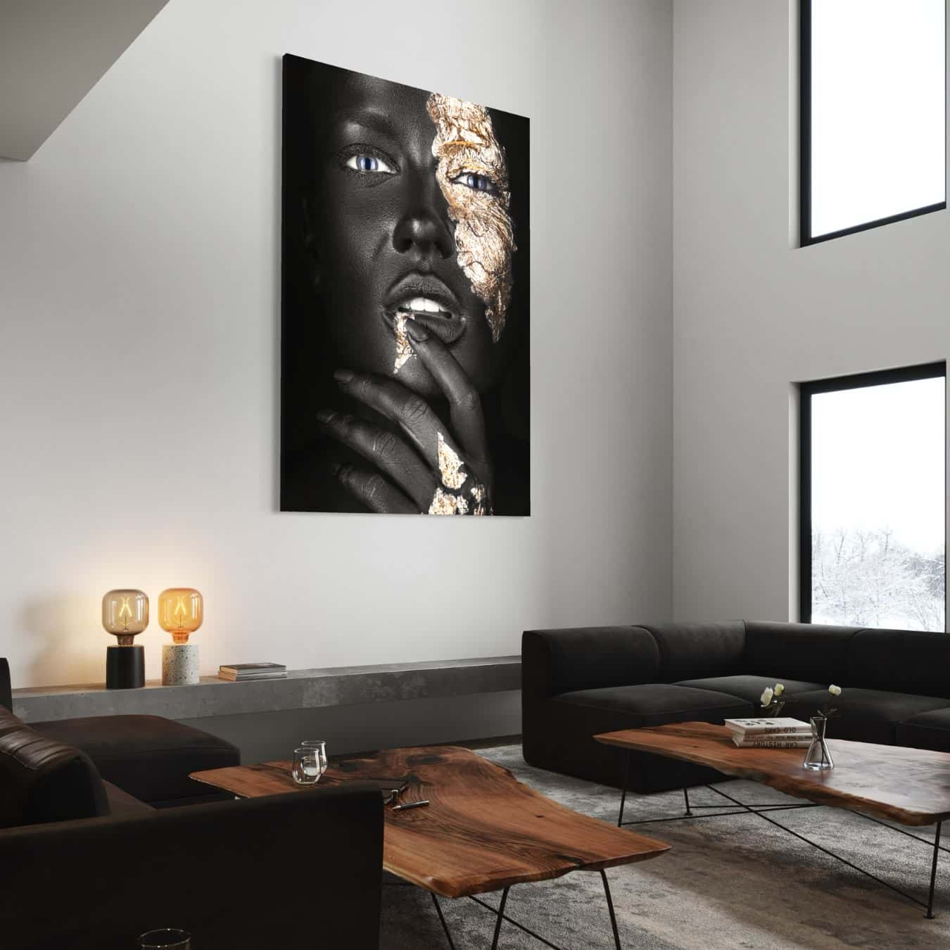 Canvas schilderij met zwart-goud vrouwengezicht in hoge woonkamer.