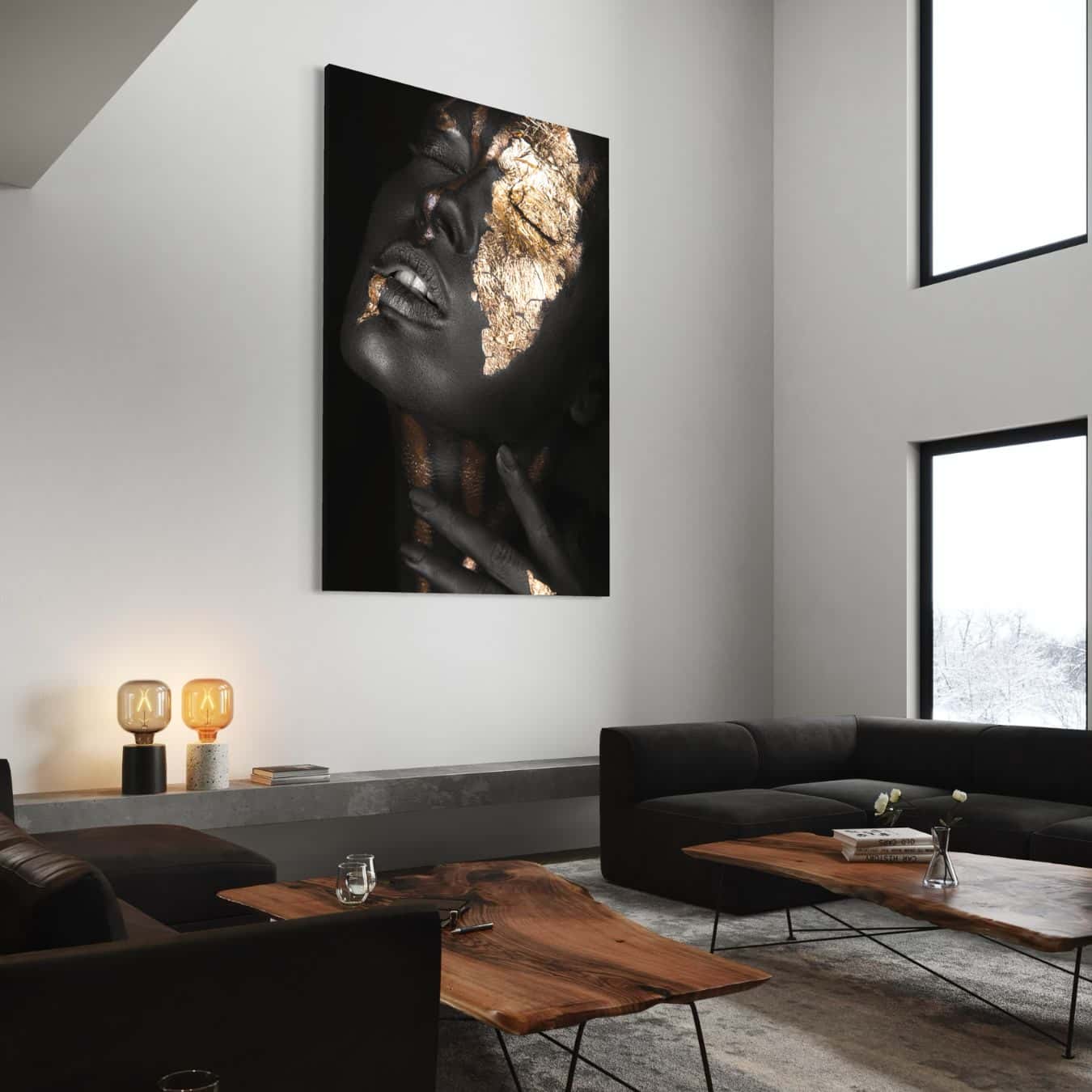 Canvas schilderij vrouwengezicht met gouden elementen in modern huis.
