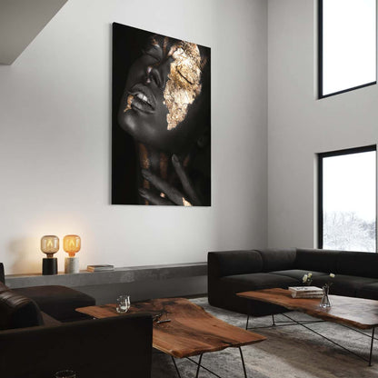 Canvas schilderij vrouwengezicht met gouden elementen in modern huis.