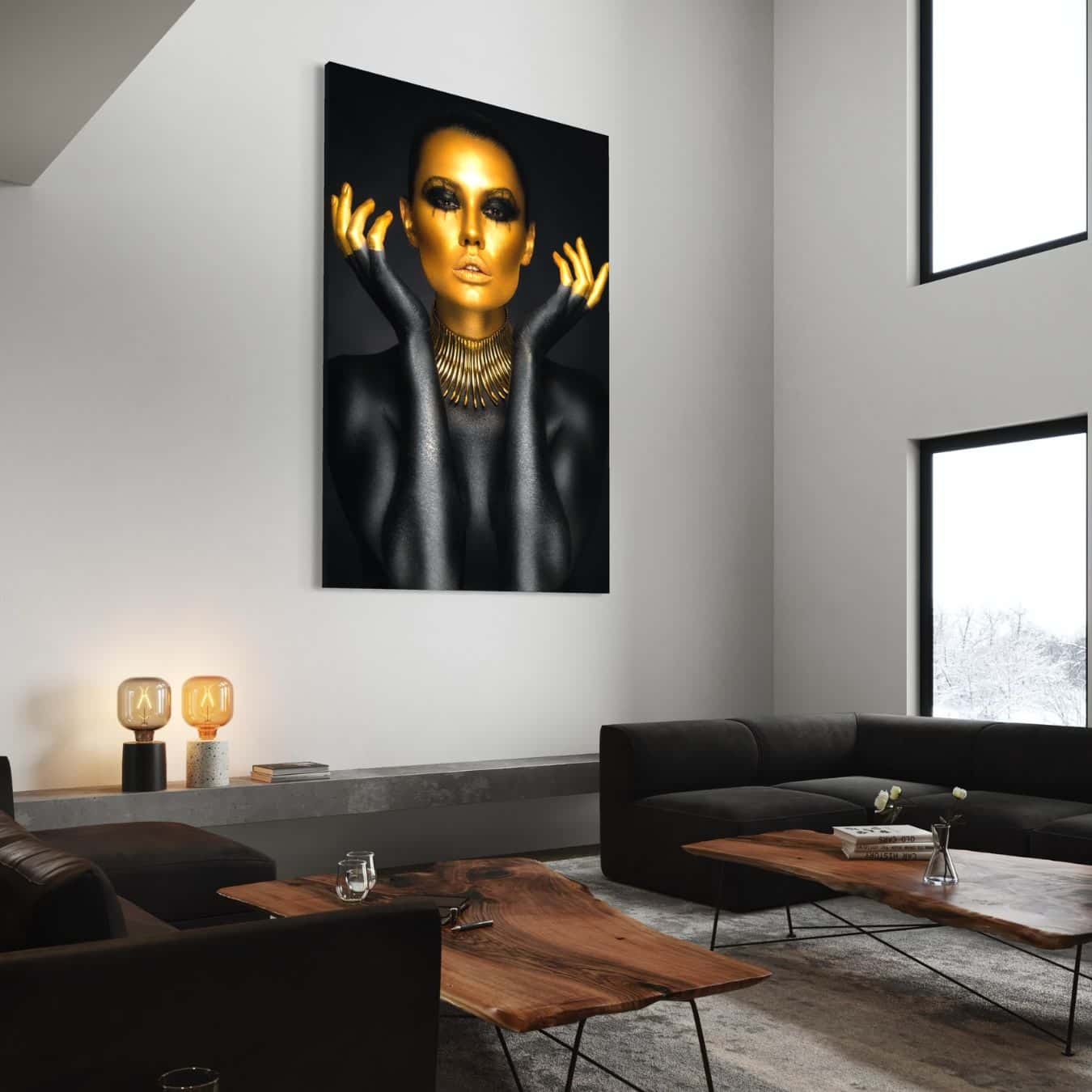 Canvas schilderij van vrouw met gouden make-up in moderne woonkamer.