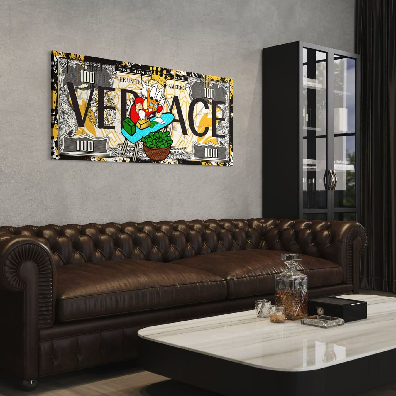 Canvas schilderij met cartoonfiguur en geldthema boven leren bank geplaatst