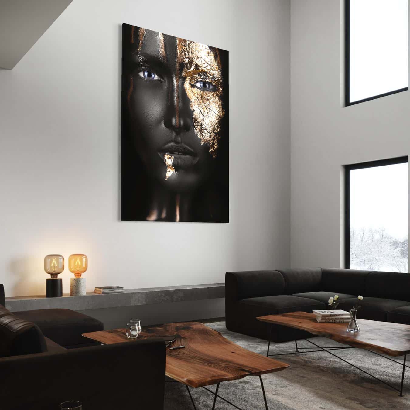 Canvas schilderij met gouden vrouwengezicht in lichte woonkamer sfeer.