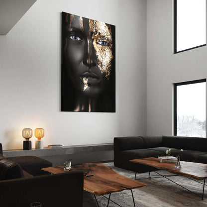 Canvas schilderij met gouden vrouwengezicht in lichte woonkamer sfeer.