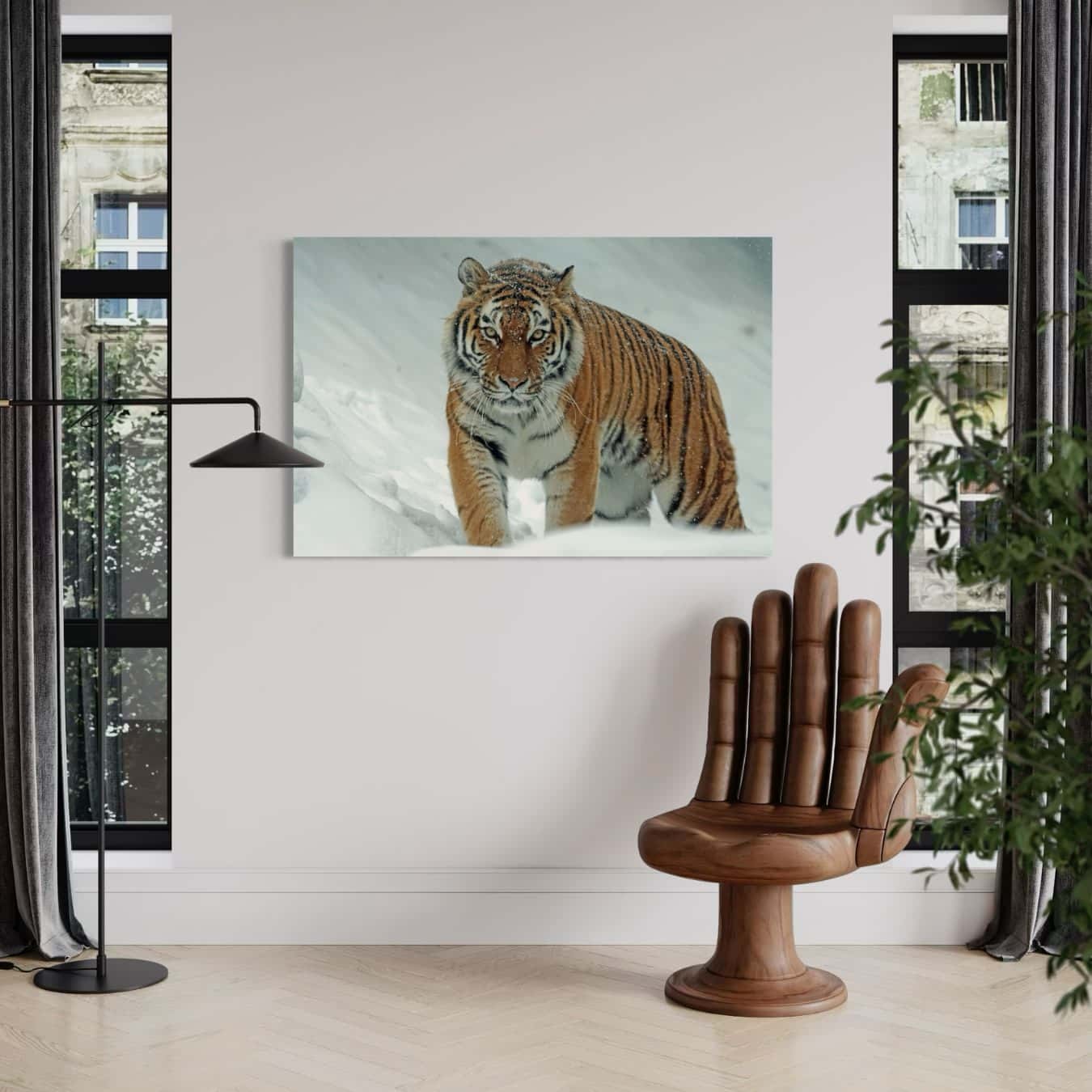 Stoere canvas wanddecoratie van een tijger in sneeuw, boven een opvallende handvorm stoel 