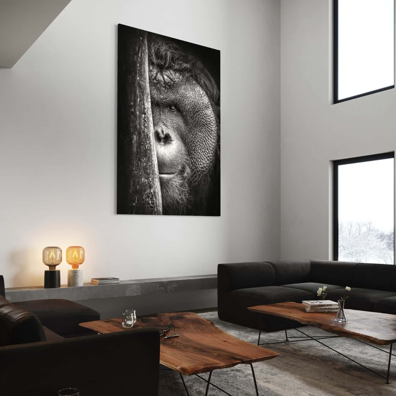 Royale woonkamer met hoog plafond en zwart-wit schilderij van orang-oetan als eyecatcher