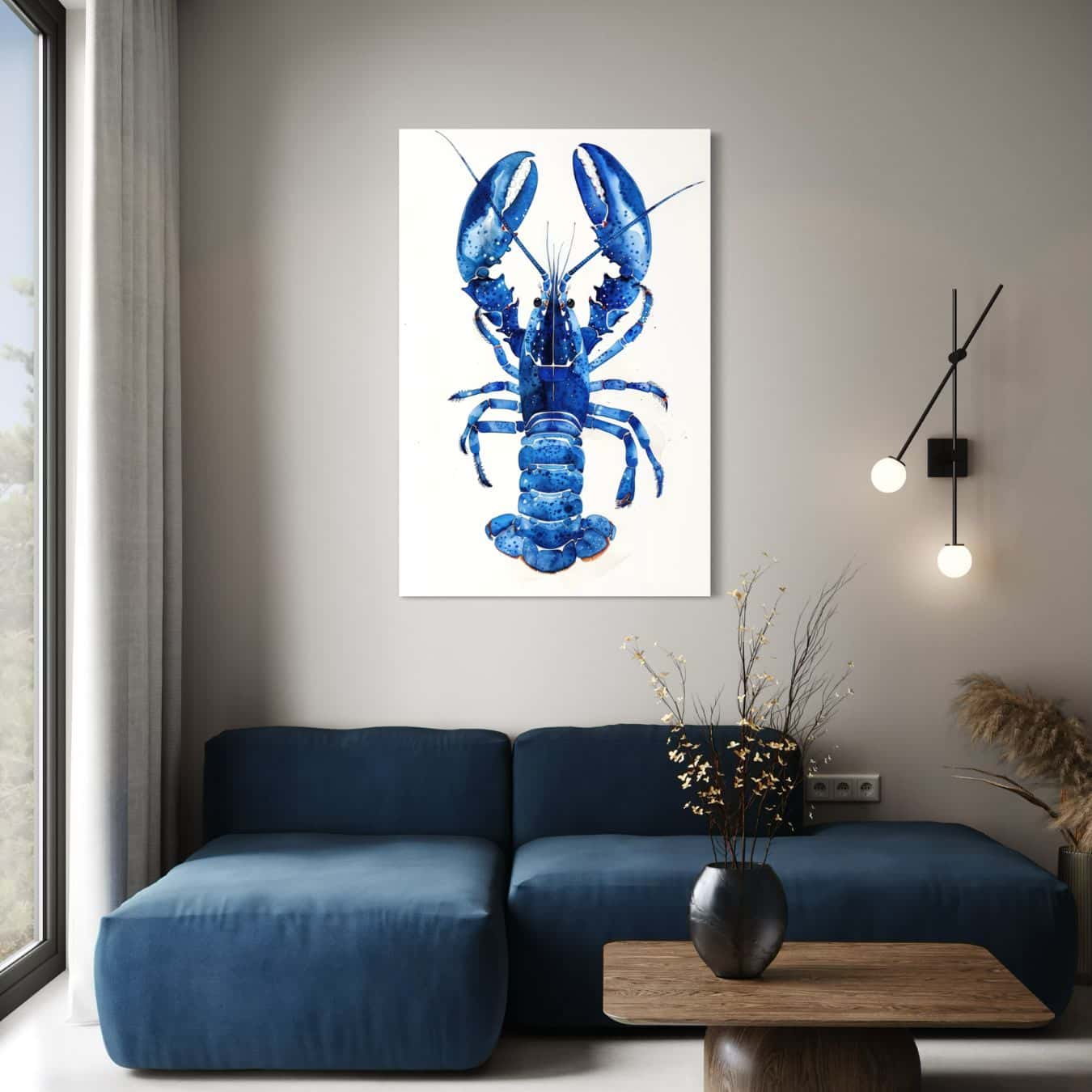 Maritiem schilderij van een blauwe kreeft in een licht en luchtig interieur met een moderne hoekbank