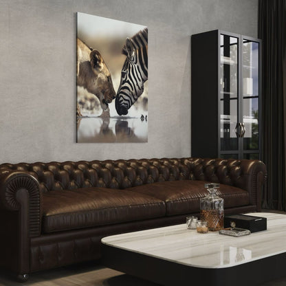 dibond schilderij van een leeuw en zebra oog in oog in moderne interieur