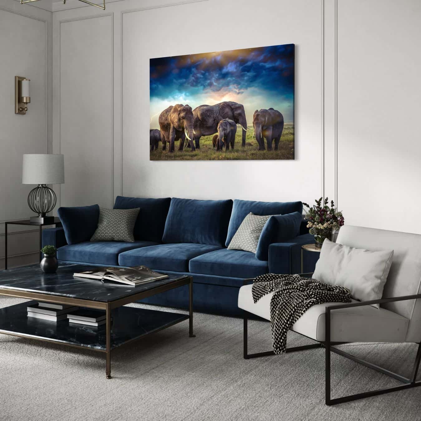 Moderne woonkamer met lage blauwe hoekbank en kleurrijk schilderij van olifanten