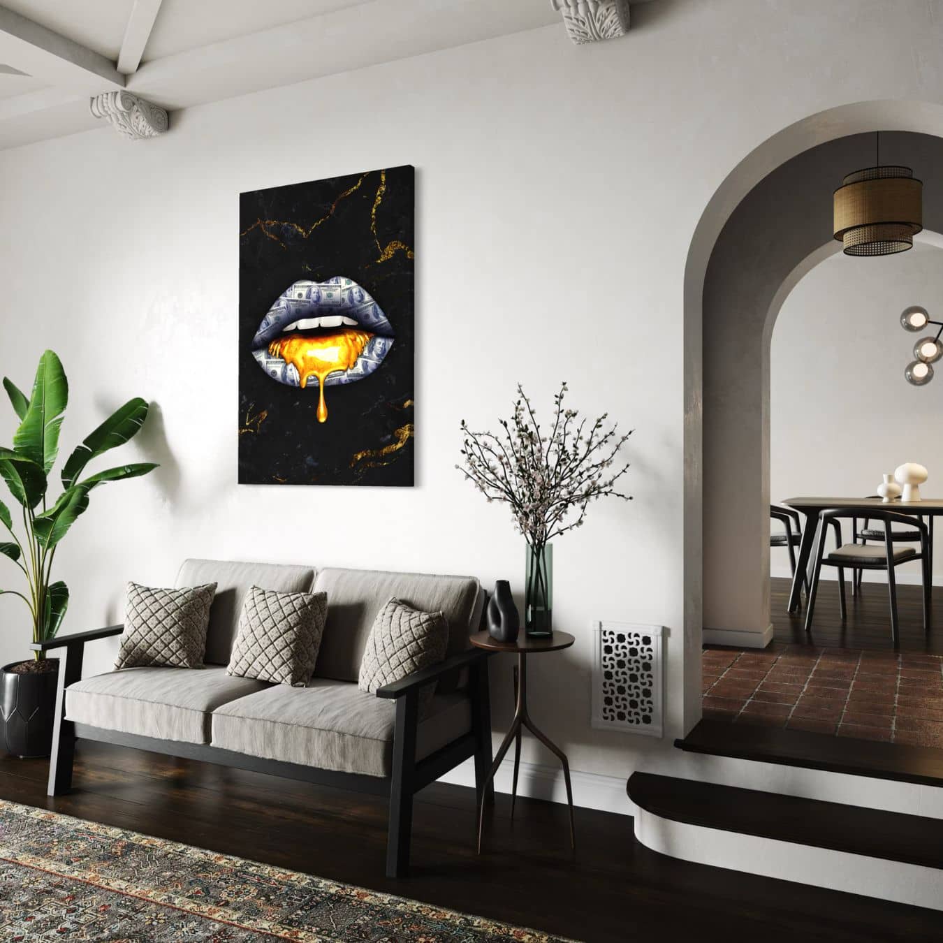 Wanddecoratie met gouden lippen en geldmotief in modern interieur.