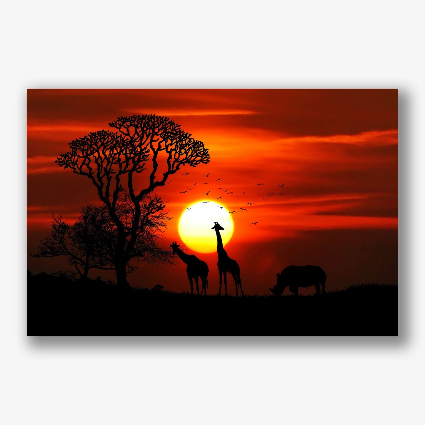 wanddecoratie van giraffen en boom in een Afrikaanse savanne bij zonsondergang
