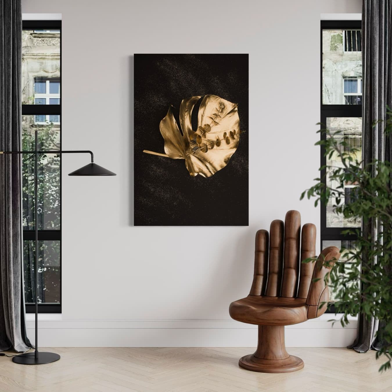 Gouden schilderij met blad in lichte woonkamer met houten accenten.