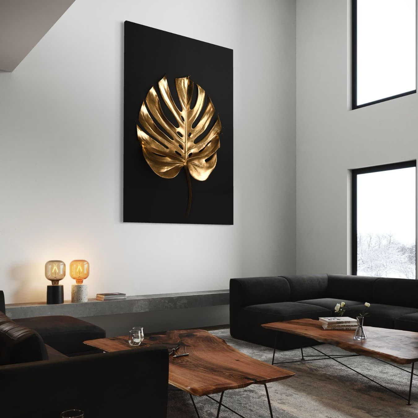 Gouden blad kunstwerk als luxe wanddecoratie boven zwarte banken.
