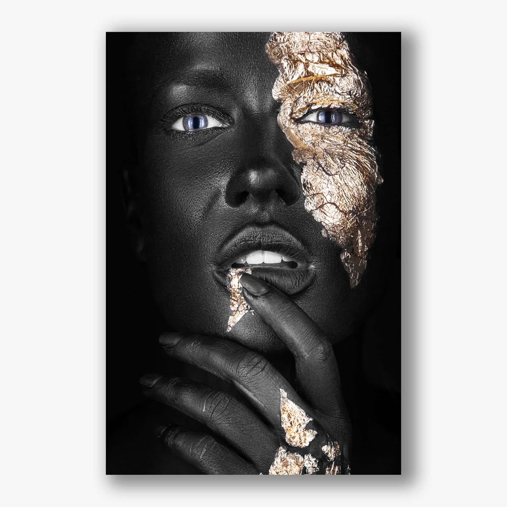 Schilderij met gouden details op gezicht als luxe wanddecoratie.