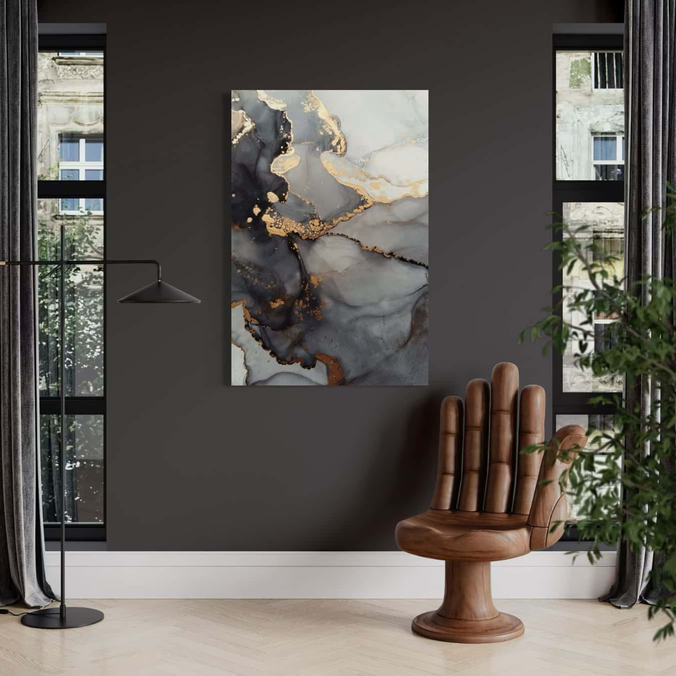 Grote kleurrijke abstracte wanddecoratie met aqua en goud in een luxe woonkamer