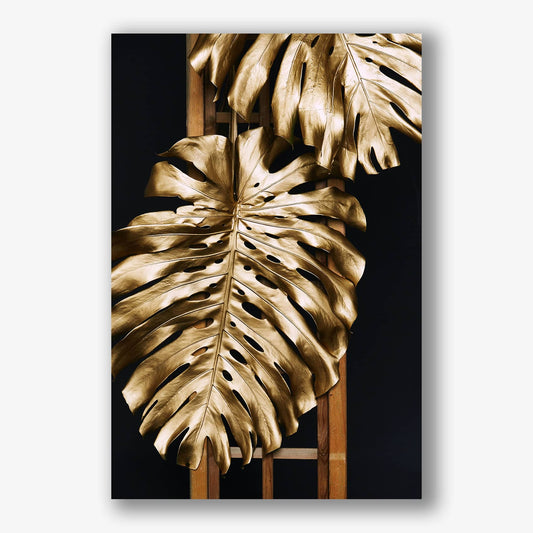 Gouden monstera bladeren als luxe schilderij tegen zwarte achtergrond