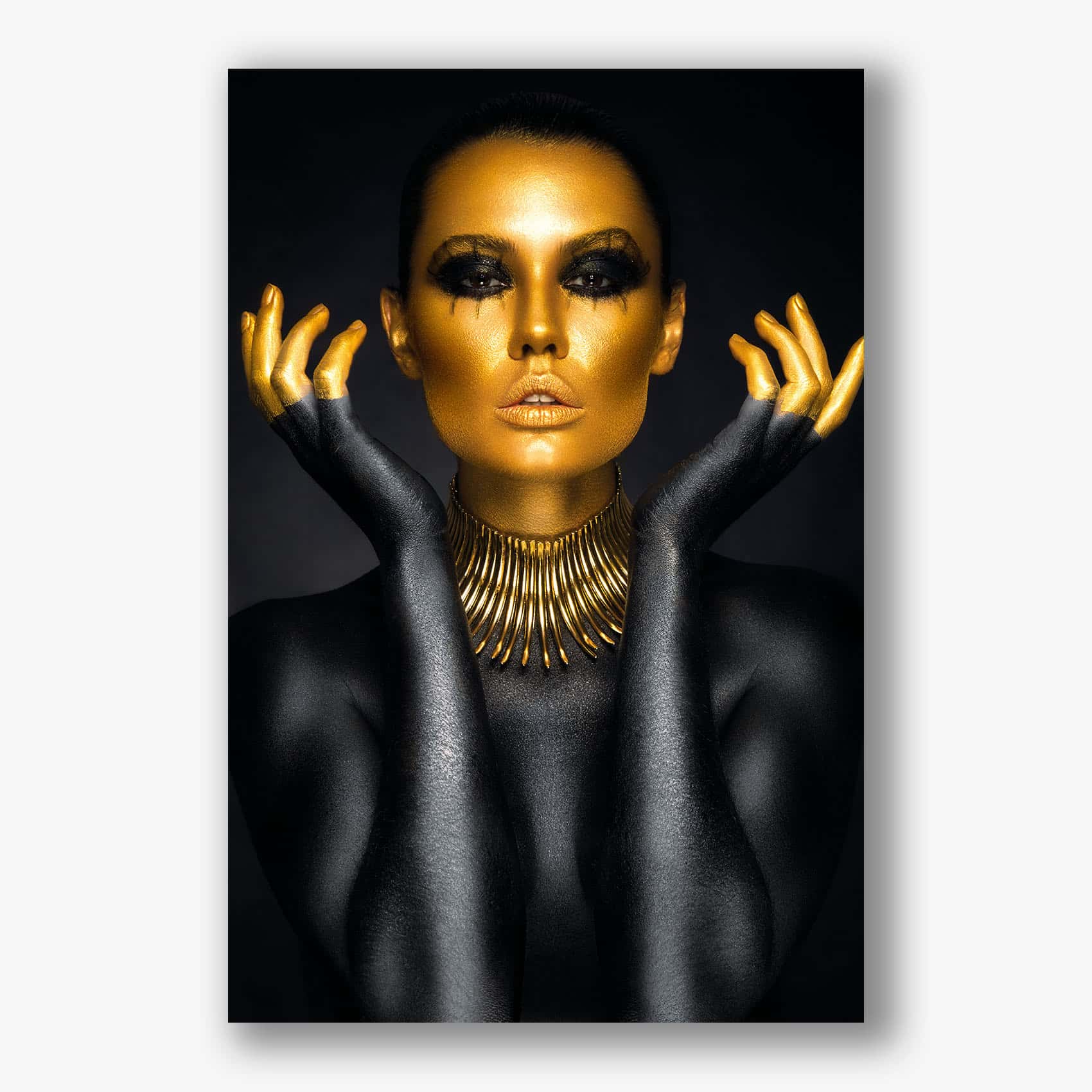 Schilderij van vrouw met goudverf en ketting als muurdecoratie kunst.