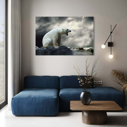 Moderne loungehoek met blauwe hoekbank en schilderij van ijsbeer aan de muur
