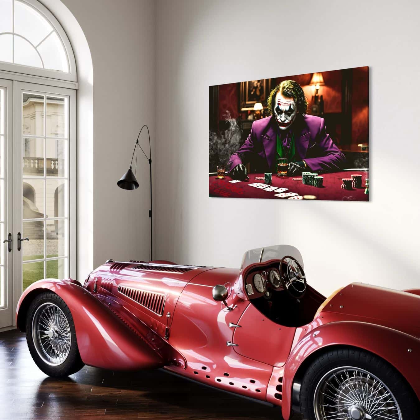Plexiglas muurdecoratie van de Joker boven klassieke auto in luxe ruimte.