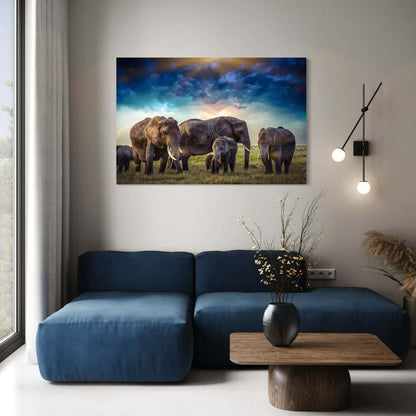Stijlvolle klassieke woonkamer met blauwe fluwelen bank en groot schilderij van olifantenfamilie