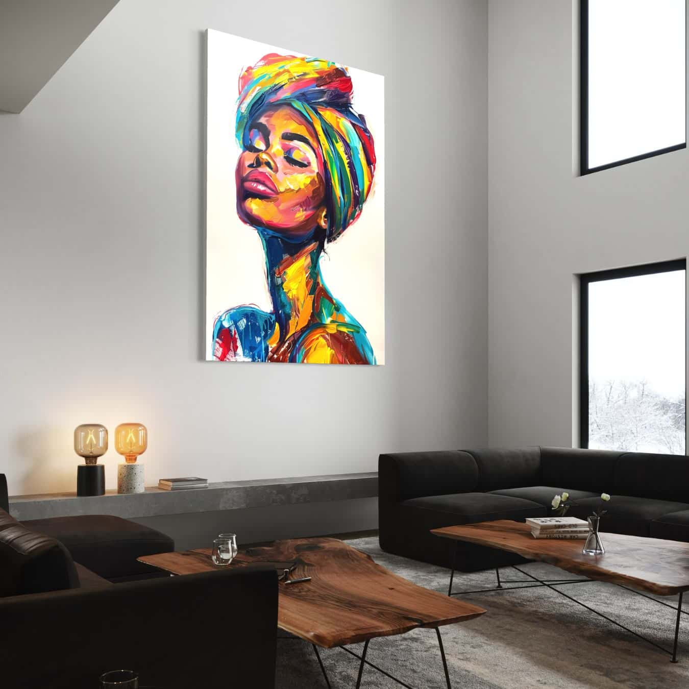 Wanddecoratie van vrouwelijk portret in felle kleuren in moderne woonkamer.