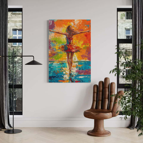 Abstract schilderij van een vrouw in een rode jurk boven een moderne  stoel 
