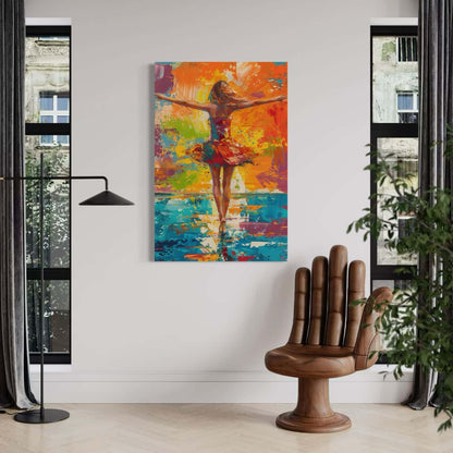 Abstract schilderij van een vrouw in een rode jurk boven een moderne  stoel 