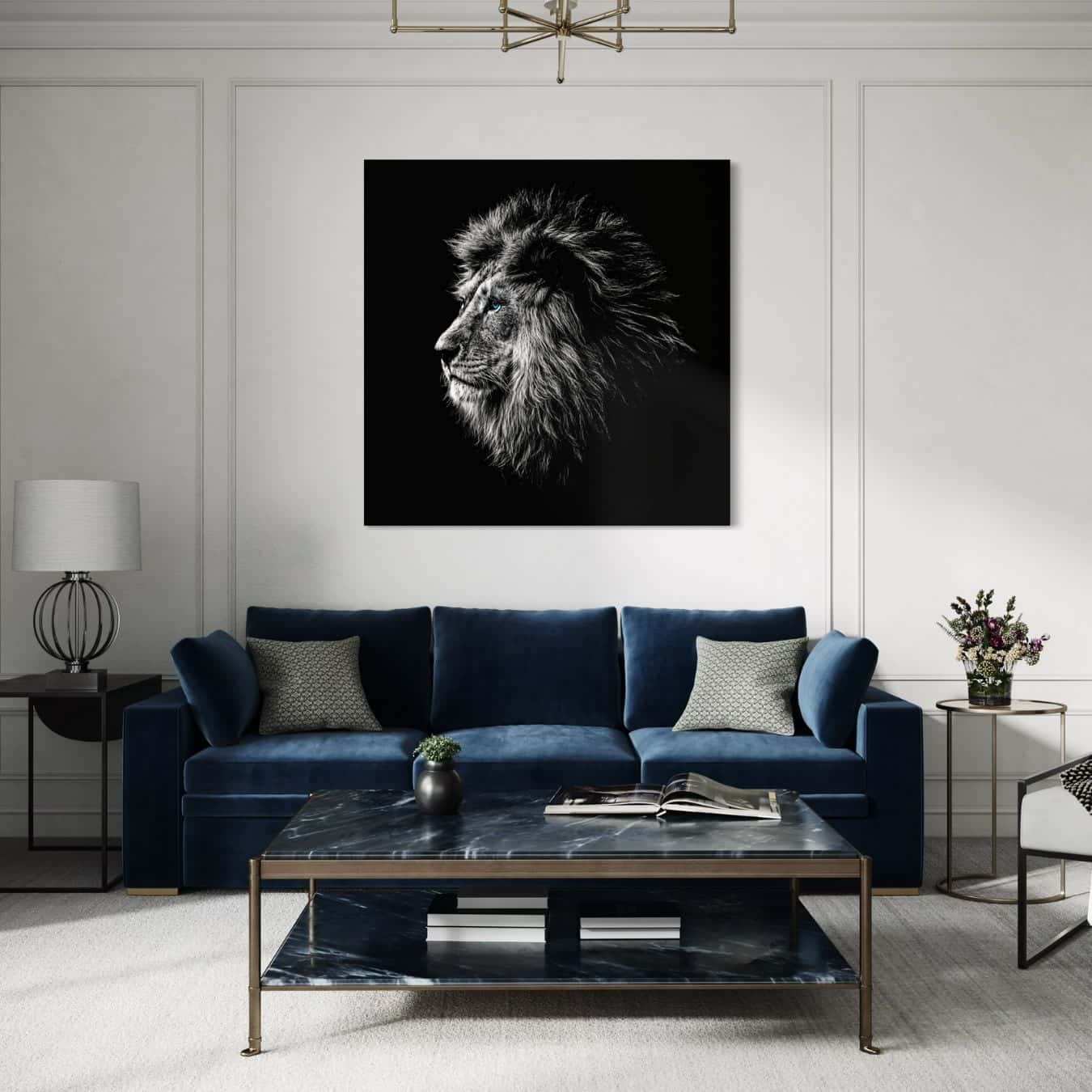 Stijlvol leeuw portret op plexiglas in een chique woonkamer met fluwelen blauwe bank.