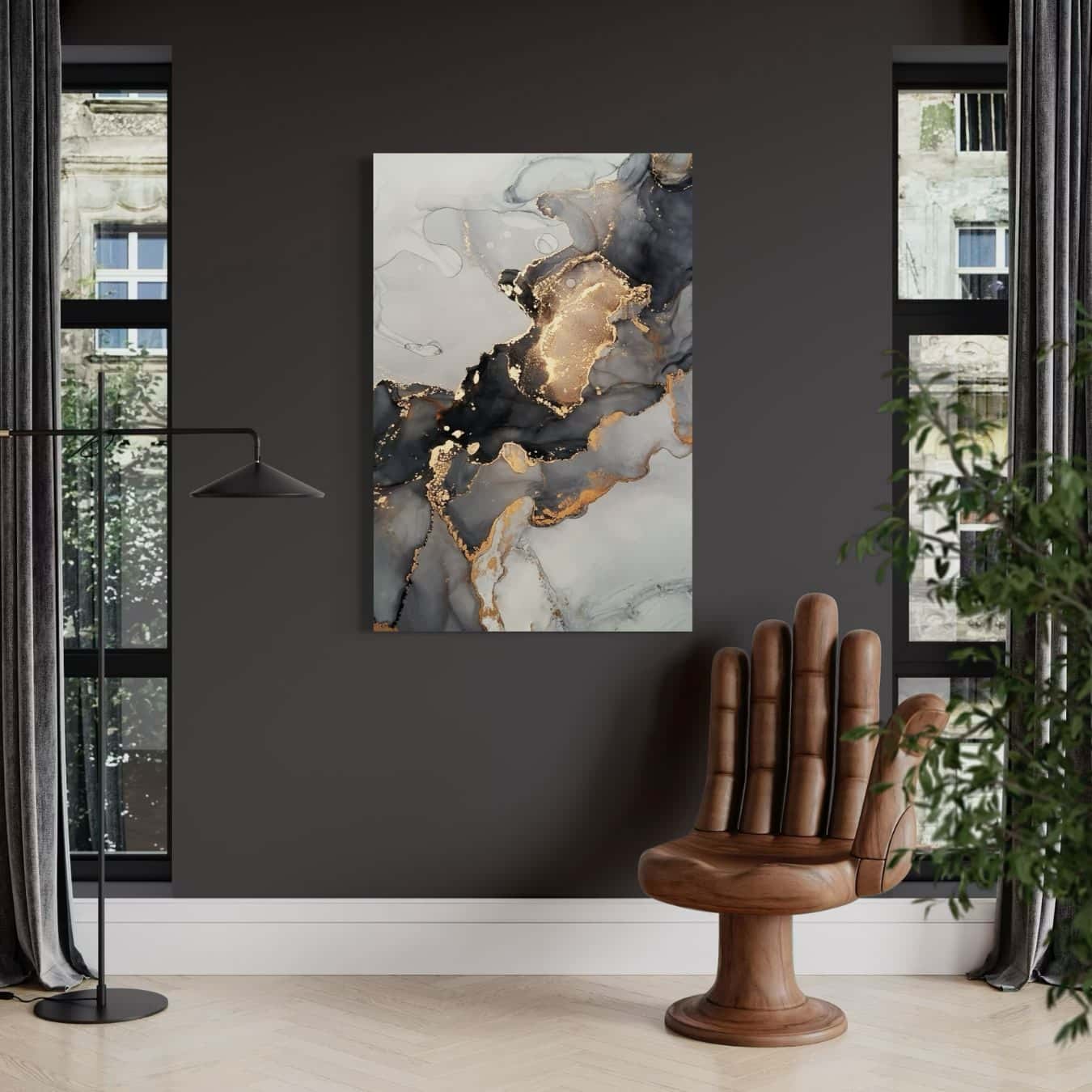 Marmer schilderij in zwart, goud en grijs op donkere muur naast bruine handvormige stoel