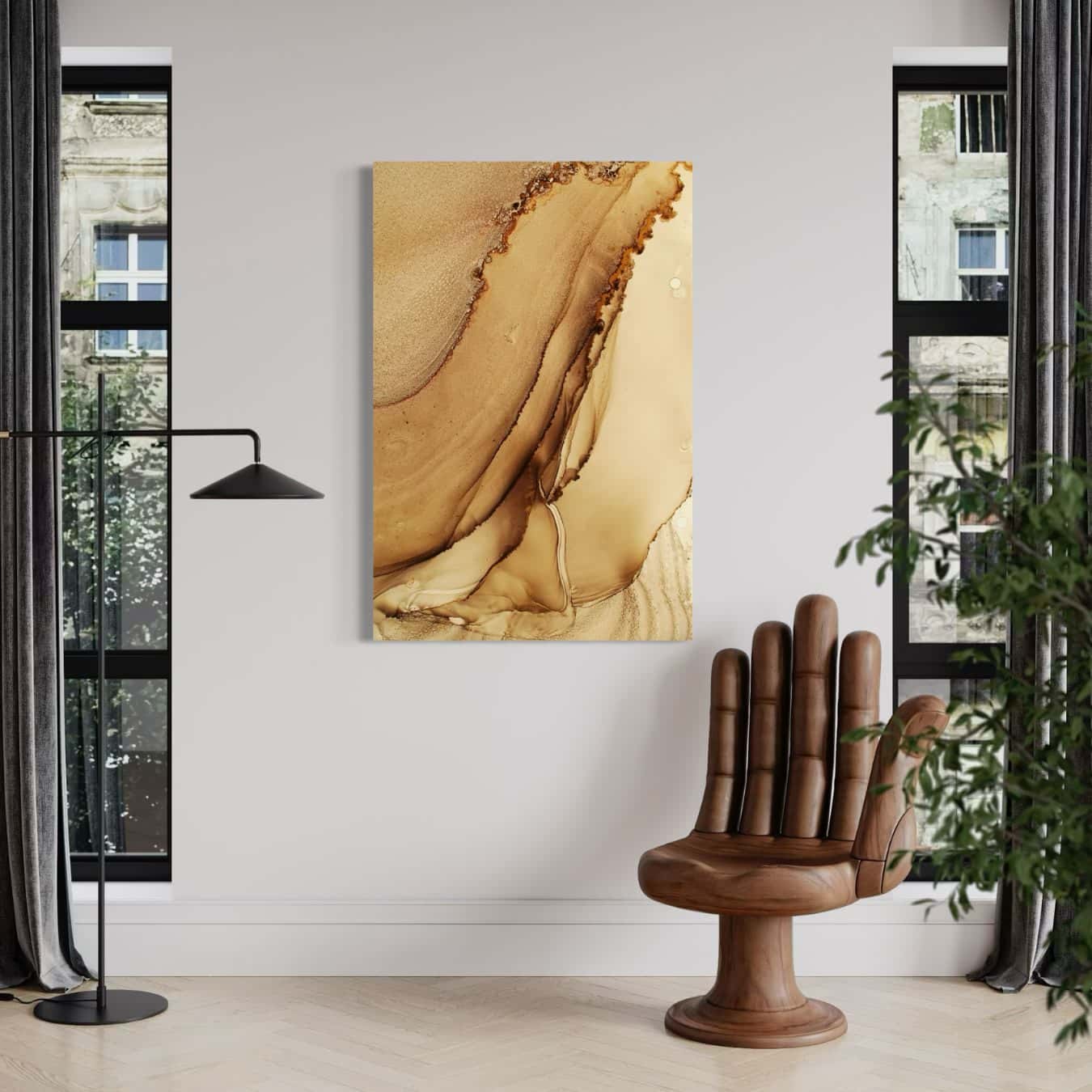 Moderne woonkamer met marmerachtige wanddecoratie in beige en bruin