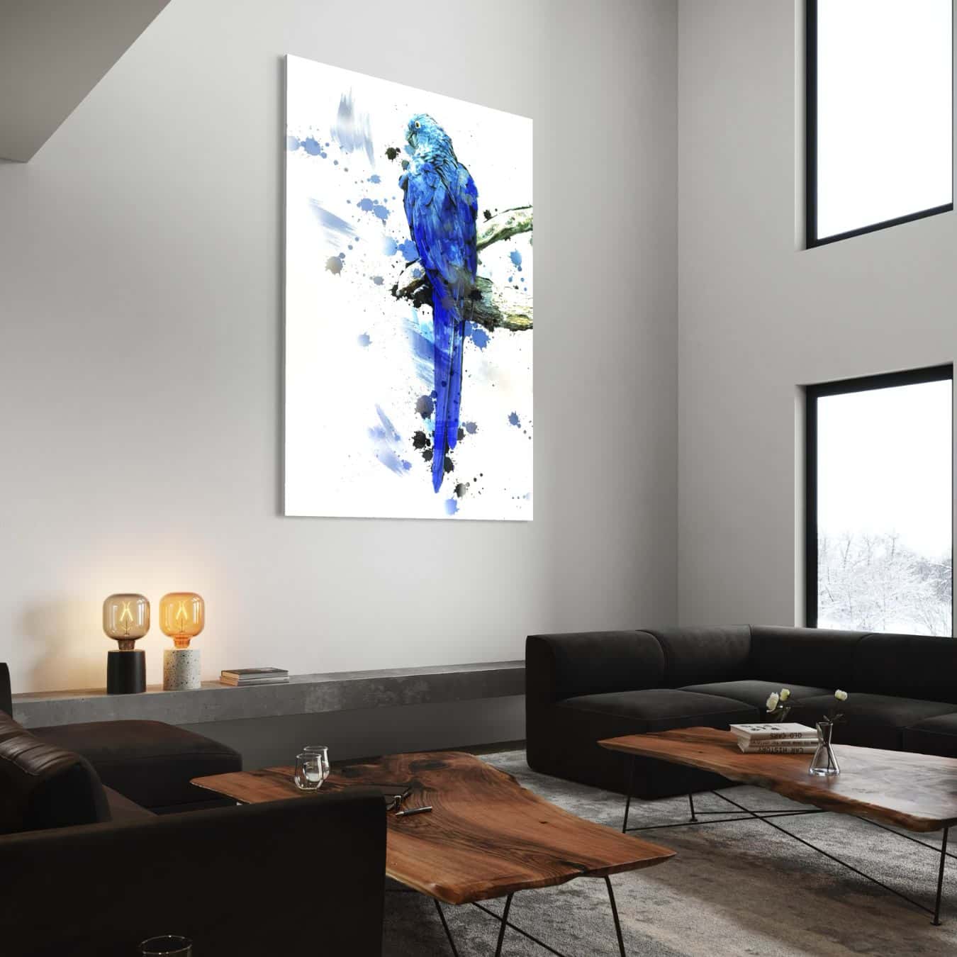Blauwe papegaai muurdecoratie in minimalistisch interieur