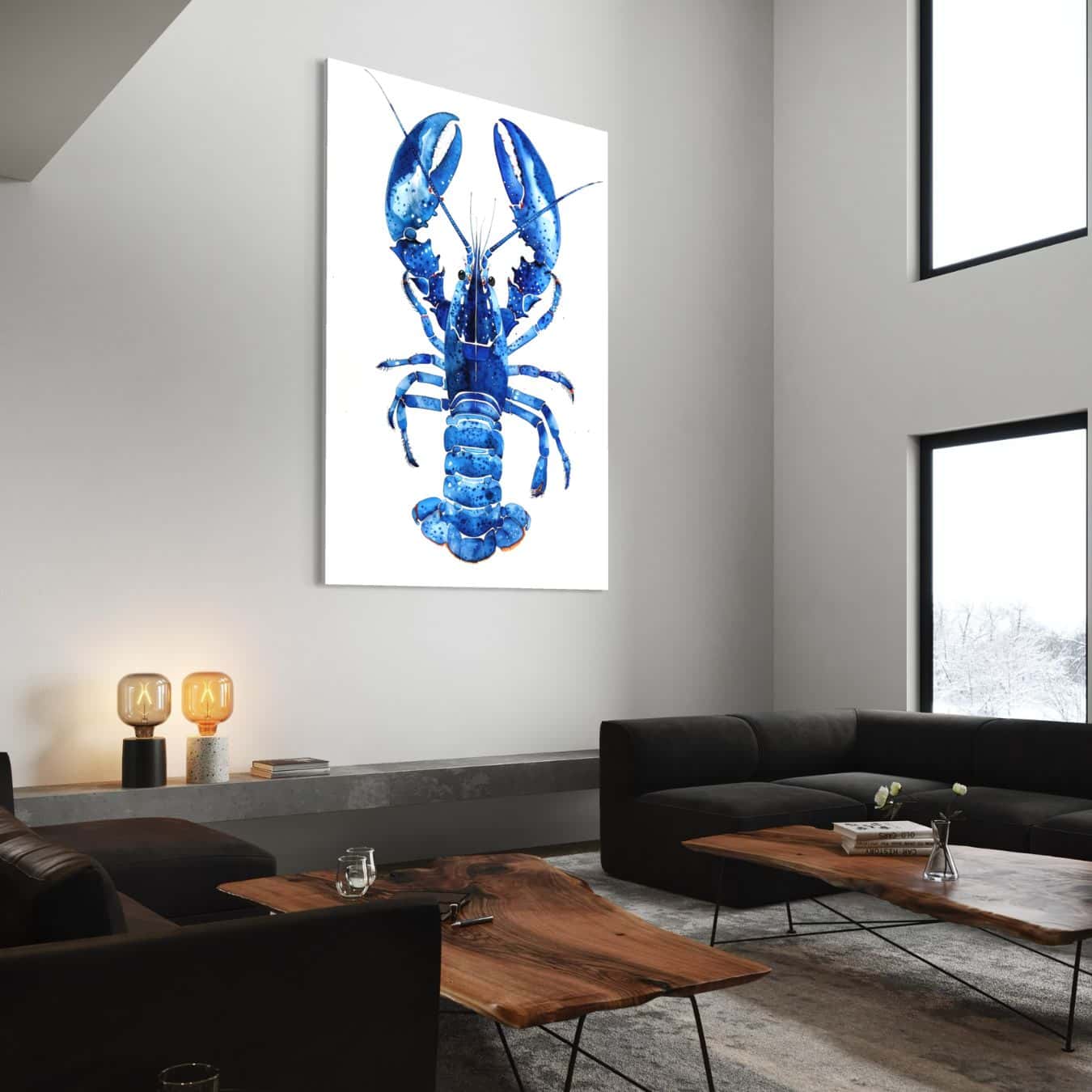 Groot schilderij van een blauwe kreeft aan een hoge muur in een minimalistische woonkamer