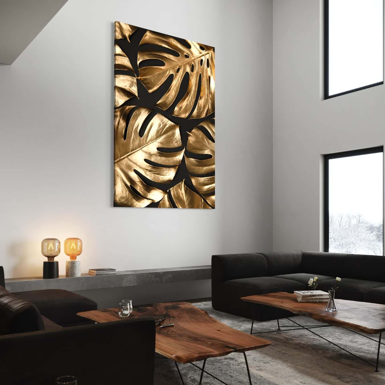 Goudkleurige wanddecoratie met monstera bladeren in moderne woonkamer.