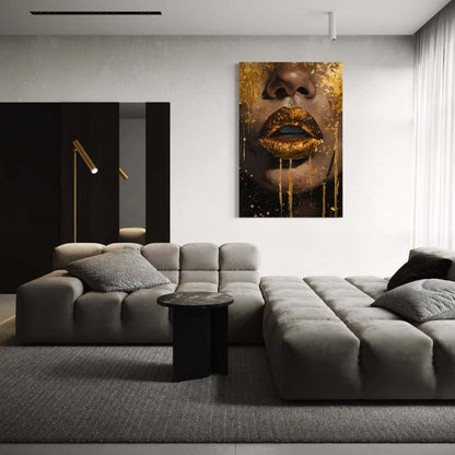 Dibond schilderij gouden lippen in luxe moderne woonkamer interieur.