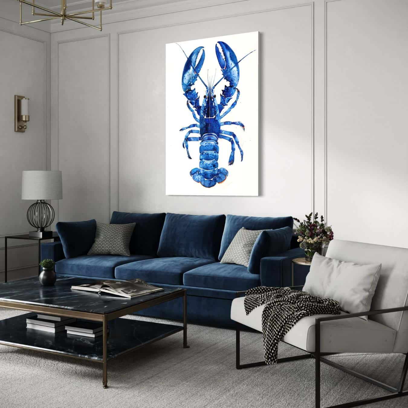 Blauwe kreeft als kunstwerk in een stijlvol interieur met blauwe bank en moderne uitstraling