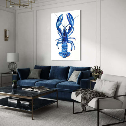 Blauwe kreeft als kunstwerk in een stijlvol interieur met blauwe bank en moderne uitstraling